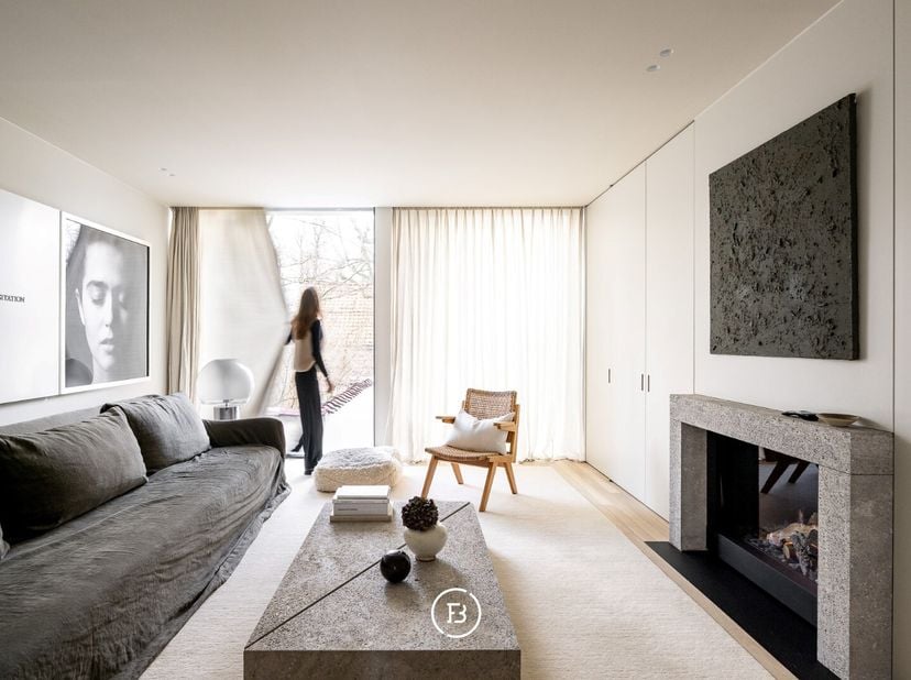 In het centrum van Kortrijk bevindt zich deze stijlvol afgewerkte stadswoning, gebouwd in 2022. De woning werd tot in de puntjes afgewerkt met hoogwaa