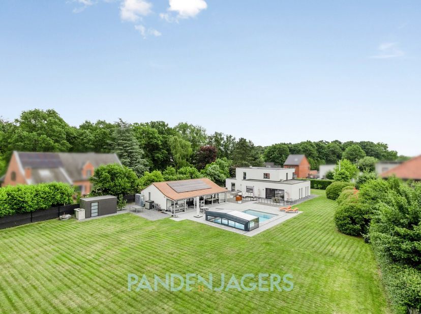 Deze hoogwaardig afgewerkte villa (274 m2) werd in 2020 omgebouwd naar een hypermodern pand, voorzien van alle hedendaagse technieken.&lt;br /&gt;
Zo zijn e