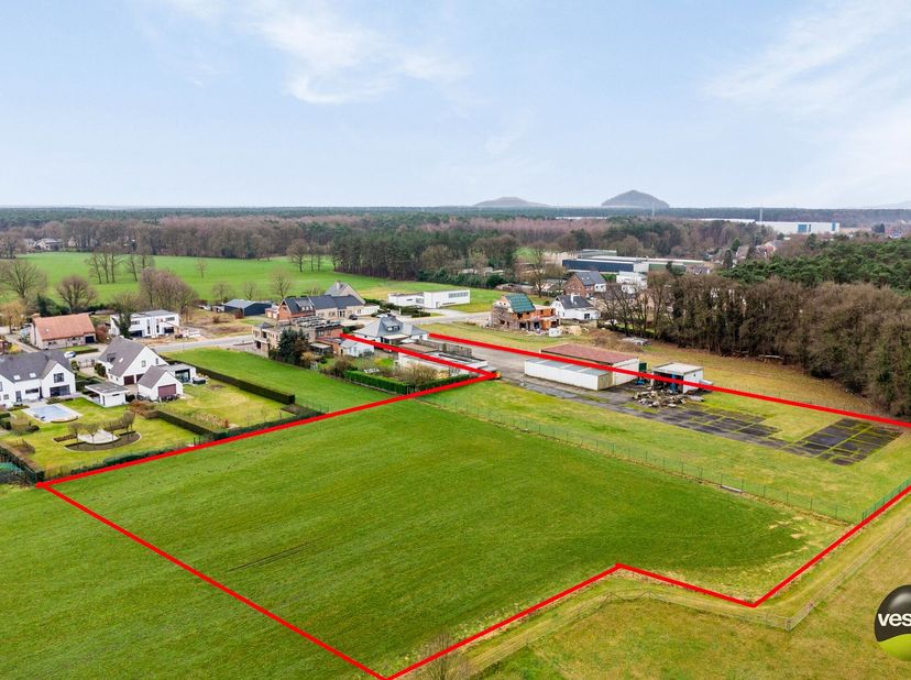 RUIME VILLA MET 430 M² WERKPLAATSEN OP 1,2 HECTARE&lt;br /&gt;
&lt;br /&gt;
Deze uitzonderlijke woning is gelegen langs de Weg naar Zwartberg, vlak aan het centru