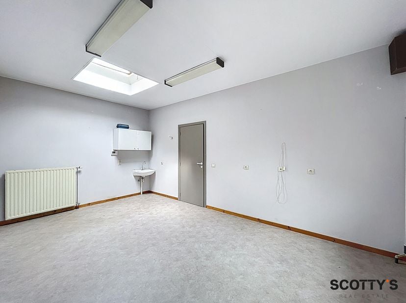 Ce bien commercial de 44 m² est idéalement situé à proximité du centre de Rhode-Saint-Genèse et dispose dune entrée indépendante.&lt;br /&gt;
Il se compose