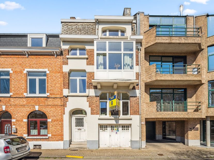 Centraal gelegen en karaktervolle gezinswoning, op wandelafstand van school, winkels en station, met leuke aan te leggen stadstuin. Deze woning werd r