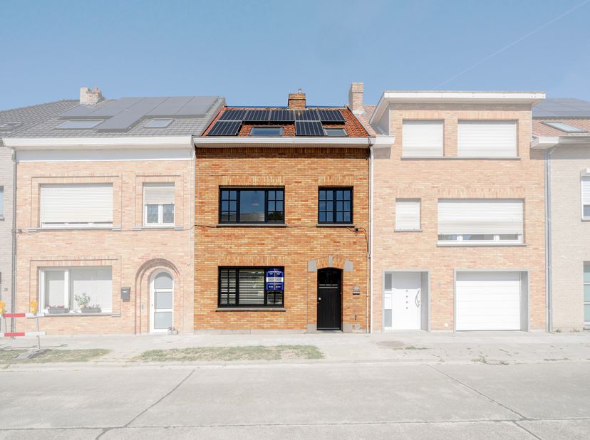 Achter een prachtig gerenoveerde gevel schuilt een warme, instapklare woning met verrassend veel ruimte en comfort. Deze woning combineert karaktervol