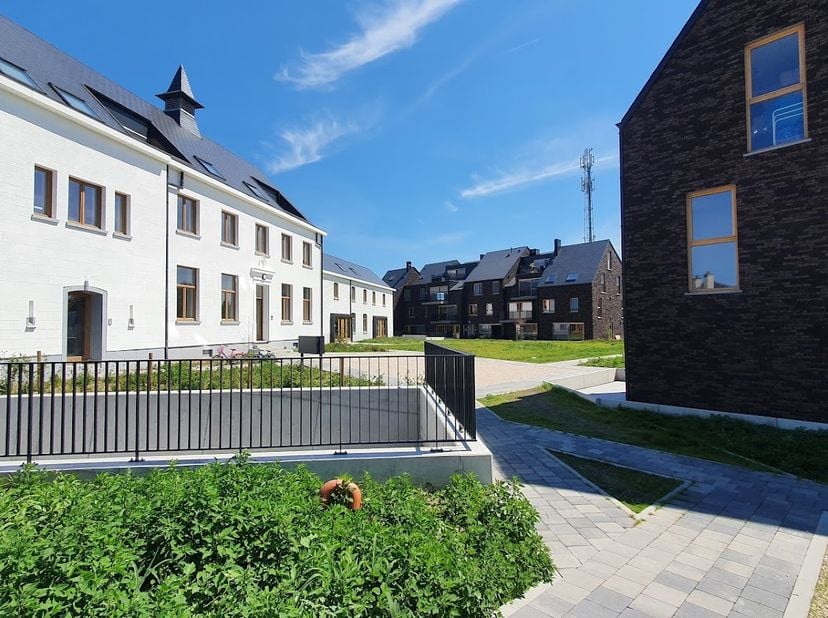 Modern, energiezuinig en instapklaar duplexappartement (bouwjaar 2020) in de residentie Schollaertshof te Wetteren. Gelegen op de 2de en 3de verdiepi