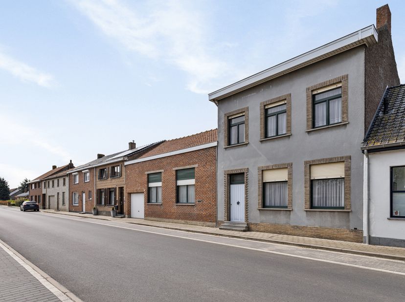 Cette maison est située dans le village rural et paisible de Haringe. La maison elle-même est très spacieuse et a besoin d&#039;être rafraîchie. Le bâtimen