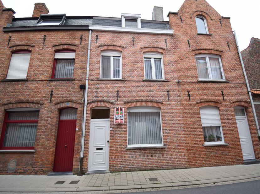 NEERSTRAAT 19&lt;br /&gt;
8900 IEPER&lt;br /&gt;
Deze charmante rijwoning, rustig gelegen in het centrum van Ieper, biedt een perfecte combinatie van comfort en l