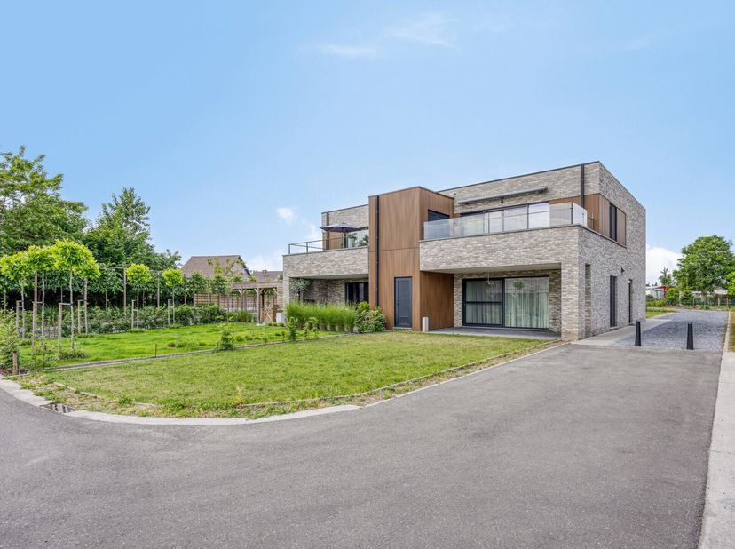 Gelegen in Bree, tussen de stadskern en het kanaal, vind je dit gelijkvloers appartement met 2 slaapkamers. Het is voorzien van centrale verwarming op