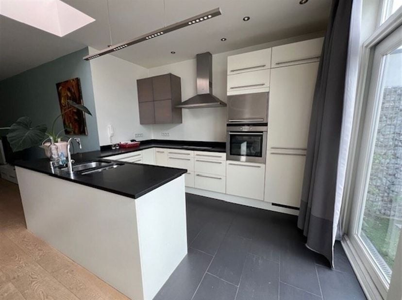 Ontdek deze charmante woning nabij het centrum van Kontich!  Met vier slaapkamers en een stijlvolle badkamer met inloopdouche biedt deze woning volop