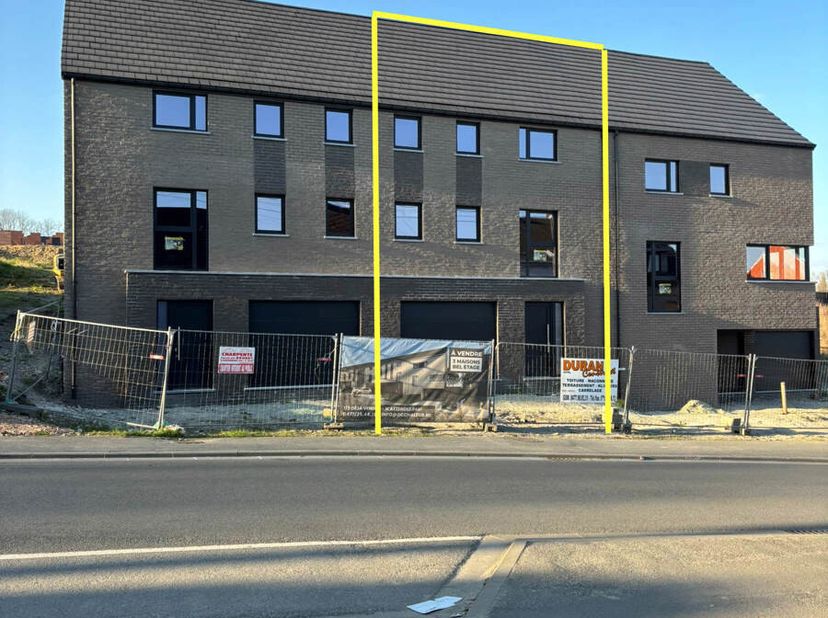 Maison neuve (2 façades) vendu en gros uvre fermé&lt;br /&gt;
Découvrez cette maison bel-étage en gros uvre à terminer selon vos envies, située dans un tout