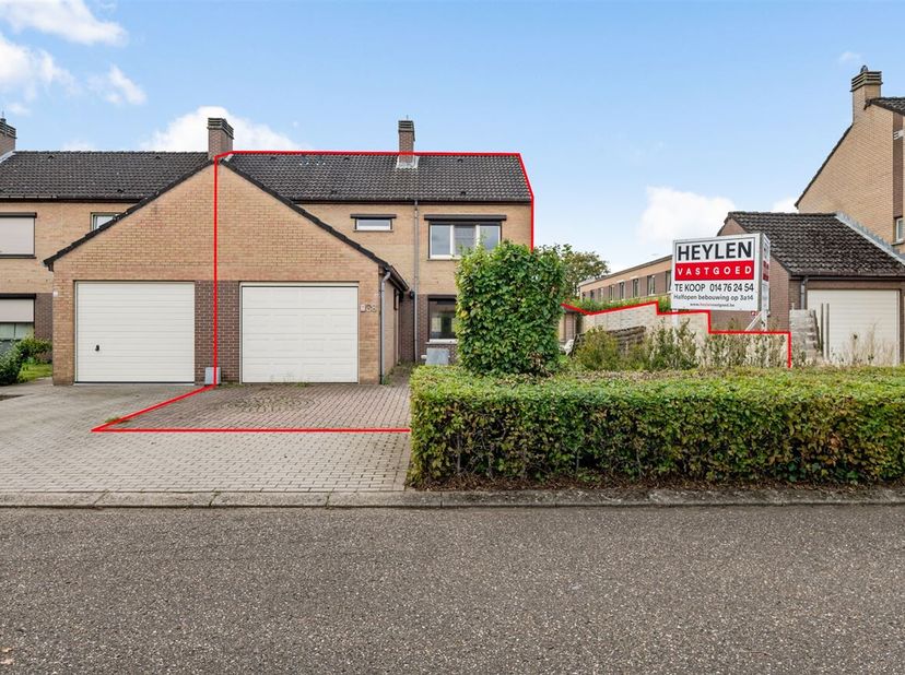 Gunstig gelegen halfopen bebouwing op 3a14 te Laakdal.&lt;br /&gt;
De gerenoveerde woning dateert van 1983 en verkeert in goede staat van onderhoud.&lt;br /&gt;
L