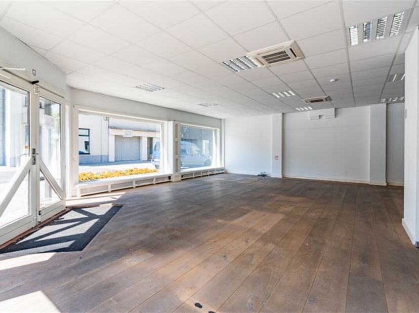 Gunstig gelegen handelsruimte van 91 m² met mogelijkheid als kantoor of winkelruimte.&lt;br /&gt;
* Winkelruimte 67,21 m²&lt;br /&gt;
* Bureau 15 m²&lt;br /&gt;
* Keuke