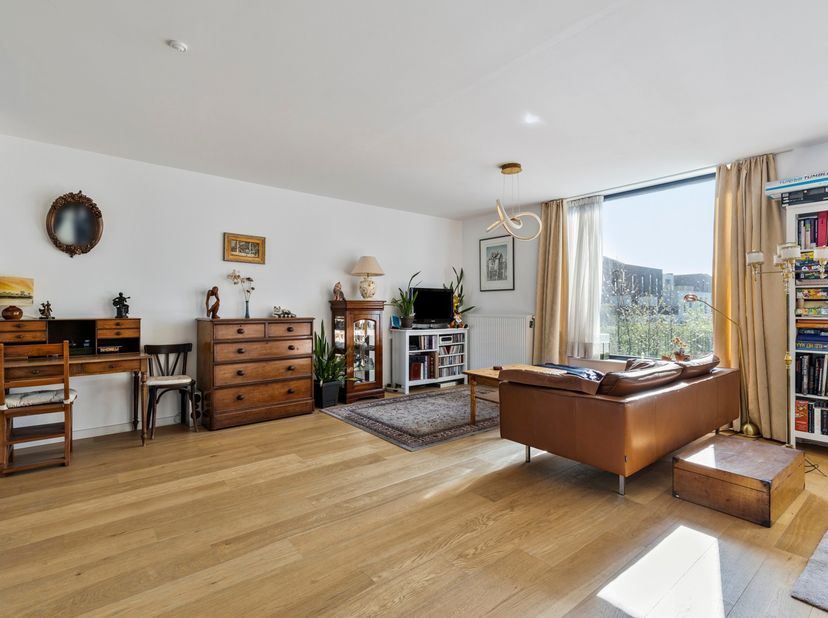 Op zoek naar een hedendaagse gezinswoning met veel licht, ruimte én comfort? Dan is deze schitterende bel-etagewoning (bouwjaar 2015) precies wat u zo