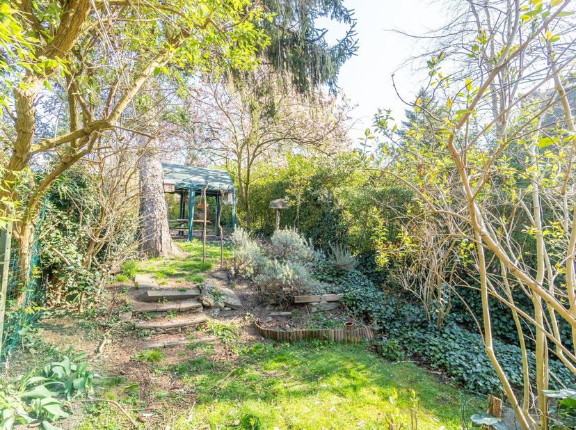 *** OPTION - DANS L&#039;ATTENTE DE LA SIGNATURE DU COMPROMIS ***  TOMBERG, maison unifamiliale A RENOVER de +/-155m². Elle est composée, au rez-de-chaussé