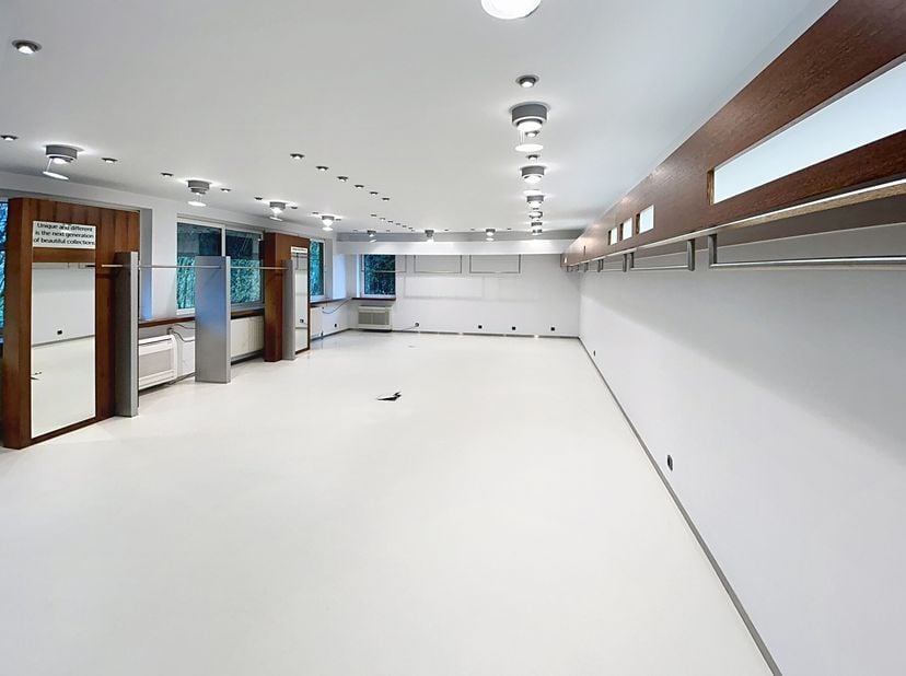 Showroom spacieux et prêt à emménager de 93 m² avec parking souterrain, idéalement situé à Strombeek-Bever!&lt;br /&gt;
Situé au deuxième étage, à l&#039;arrière