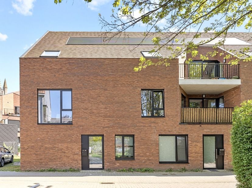 Appartement architectural moderne avec 3 CHAMBRES et BELLE TERRASSE. PRÊT À EMPLACER. TVA à 6 % possible !&lt;br /&gt;
Hall d&#039;entrée avec WC, grand séjour l
