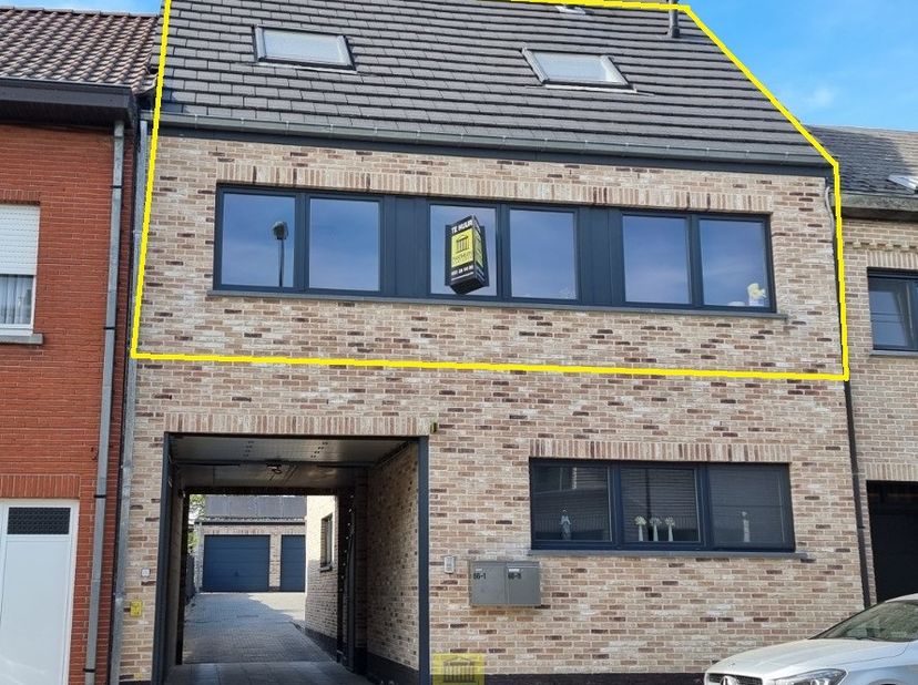 Ruim duplexappartement omvattende op de 1ste verdieping een inkomhal, apart toilet, ruime berging (aansluiting wasmachine - technische ruimte), leefru