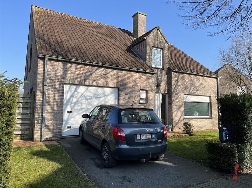 Mooie ruime gezinswoning op een perceel van 838 m2. &lt;br /&gt;
Deze woning (bj 2003)  omvat een inkomhal met gastentoilet, lichtrijke woonkamer met eet-en