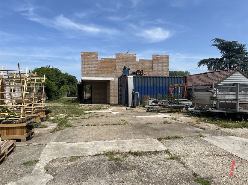 Deze ruime woning  biedt een unieke kans voor kopers met verbouwinzicht. Met een bewoonbare oppervlakte op de 2 verdiepen van ca 287 m² en een perceel