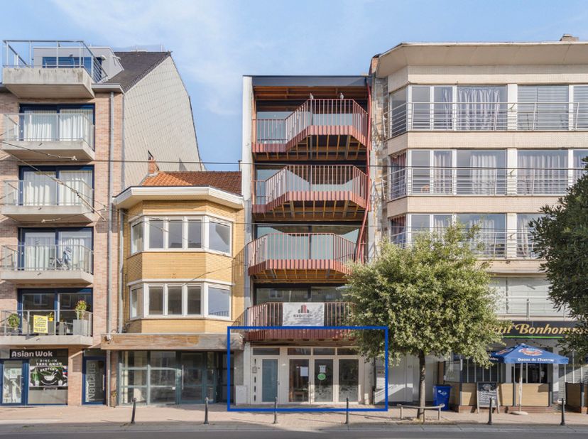 In een exclusieve residentie, bestaande uit vier stijlvolle appartementen en één handelspand, bieden wij u dit prachtige gelijkvloerse handelspand aan