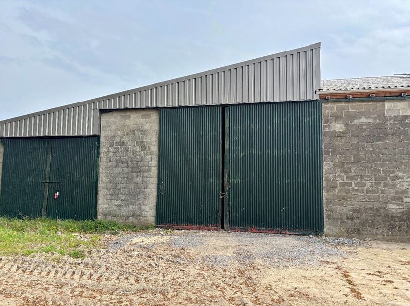 Bent u op zoek naar een ruime, goed bereikbare opslagruimte in Ieper? Deze praktische opslagruimte van 250 m² biedt de ideale oplossing voor wie nood