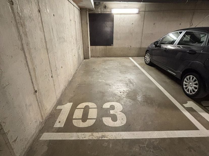 Autostandplaats (nr. 103) is gelegen op een toplocatie tussen de grote en kleine ring van Hasselt, in de residentie &#039;Hassaporta&#039;.Voor meer info ga naa