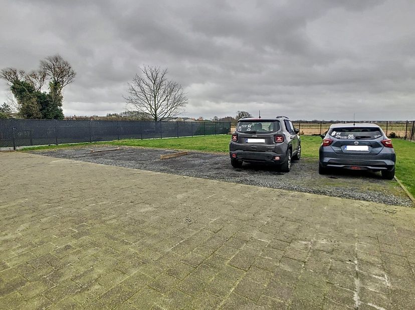 Parkeerplaats beschikbaar.&lt;br /&gt;
Huurprijs: 25,00 eur + btw.