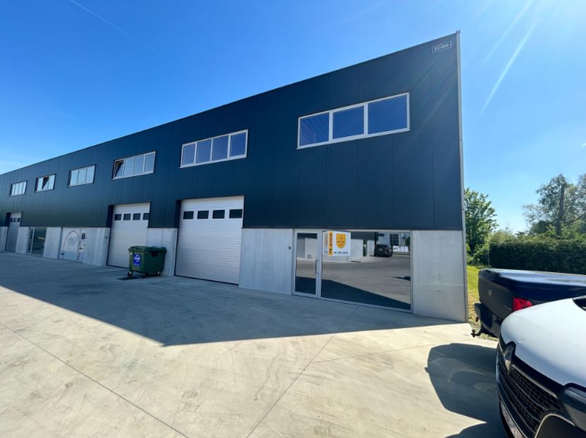 Op een toplocatie in Lede worden deze moderne KMO-units van 216 m², met een mezzanine van 72 m² en 2 parkeerplaatsen, te koop aangeboden. De unit isid
