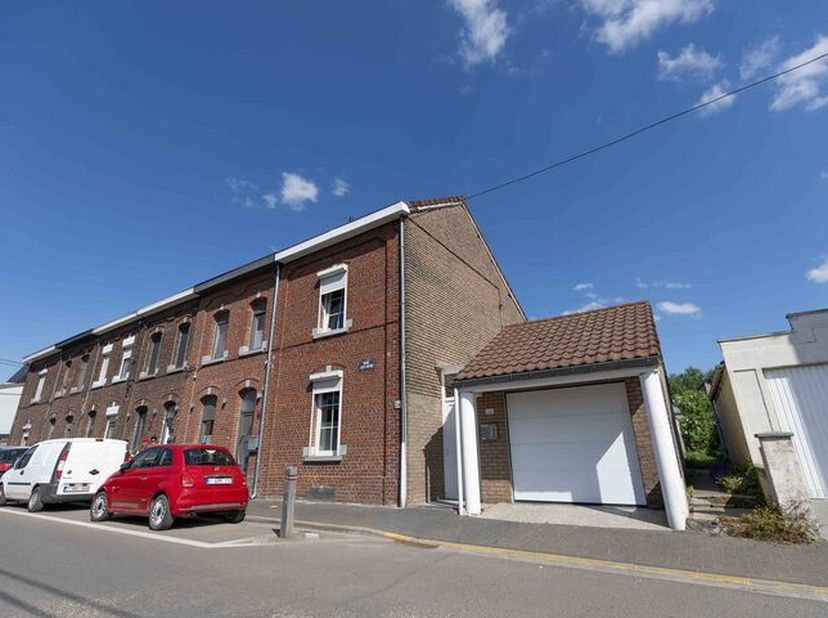 Située dans un quartier calme et recherché, cette charmante maison 3 façades entièrement rénovée offre un espace de vie confortable et bien agencé. Au