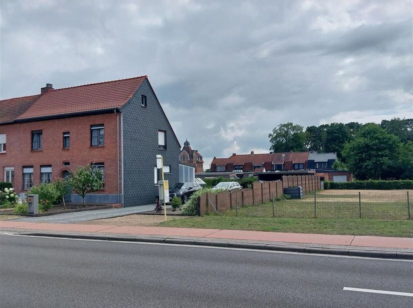 Gezellige woning op en met grond van 13 are 93 centiare. De grond rechts van de woning hoort bij de verkoop. Zie foto&#039;s.&lt;br /&gt;
Indeling: inkom, living