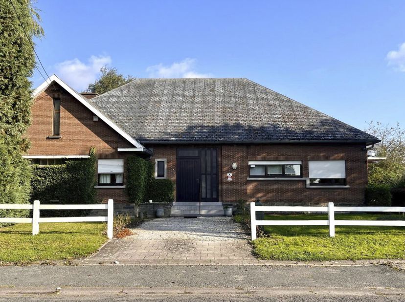 SPACIEUSE VILLA AVEC JARDIN.  &lt;br /&gt;
 &lt;br /&gt;
CHARMANTE ET SPACIEUSE VILLA de plain-pied avec grenier aménageable, en bon état général, située dans une