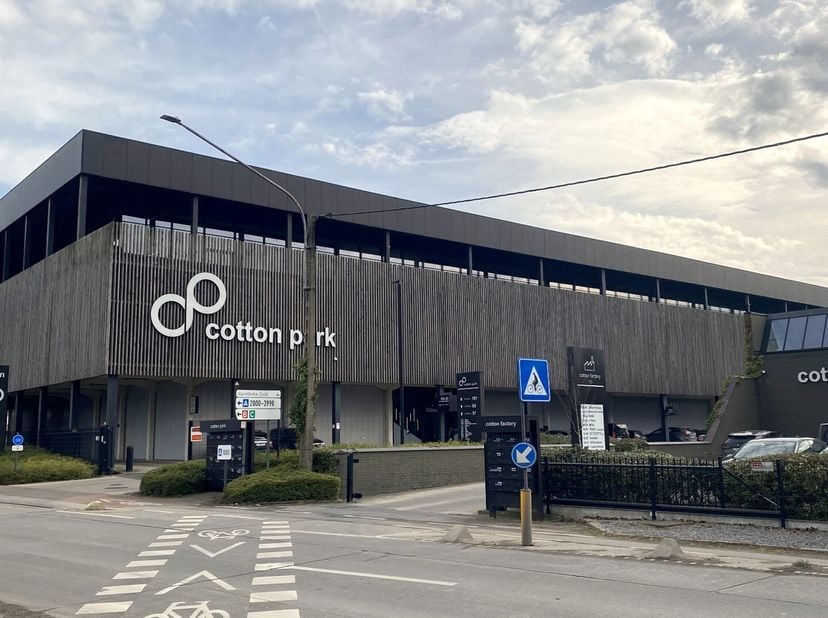 150m² trendy gemeubelde kantoorruimte met dienstverlening op gelijkvloers voor 12 werkposten&lt;br /&gt;
Ligging: aan afrit R8 (ring rond Kortrijk) met onmi