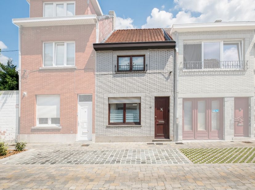 Deze charmante woning met twee slaapkamers is volledig instapklaar en ideaal voor wie op zoek is naar comfort en karakter. De lichtrijke leefruimte lo