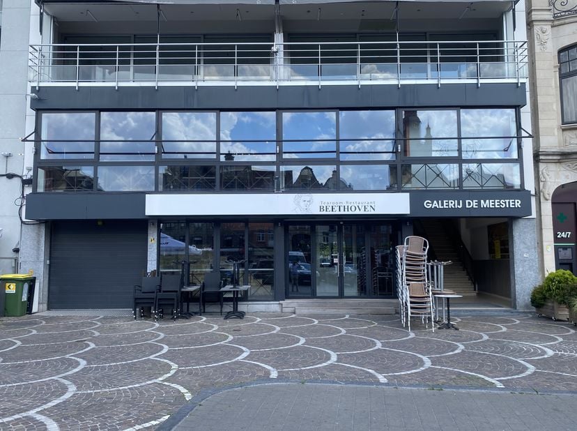 Cette propriété hôtelière à louer est située sur la Grote Markt à Roeselare dans un emplacement de choix. &lt;br /&gt;
Il se compose d&#039;un restaurant de plai