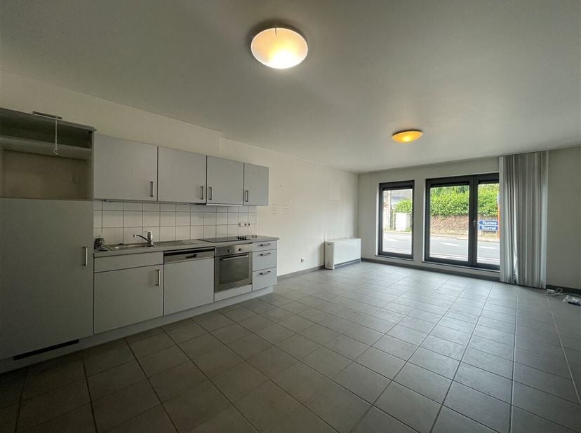 Aantrekkelijk appartement op de begane grond van 55 m² met een slaapkamer en een eigen parkeerplaats.&lt;br /&gt;
Entree, hal, garderobe, apart toilet met w