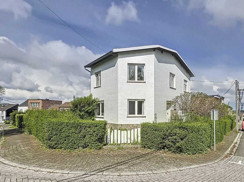 CHARMANTE MAISON 3 FAÇADES. &lt;br /&gt;
 &lt;br /&gt;
- OPTION - &lt;br /&gt;
 &lt;br /&gt;
Charmante maison semi-mitoyenne à Jupille-sur-Meuse composée comme suit :  &lt;br /&gt;