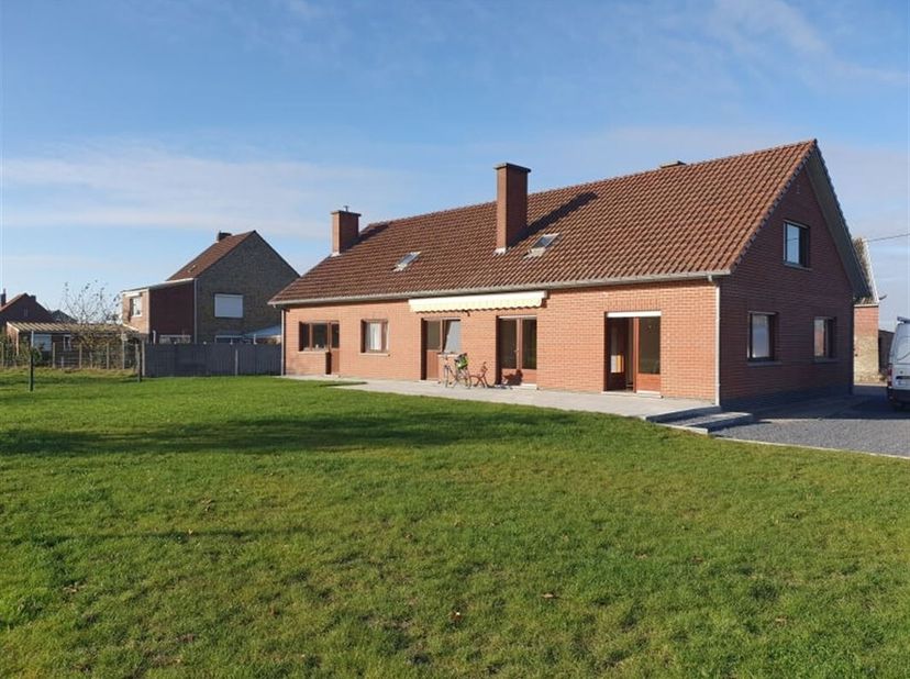 Magnifique et spacieuse maison 4 façades avec 6 chambres, jardin et garage à proximité du centre de Péruwelz et à 5 min des axes autoroutiers E42. &lt;br