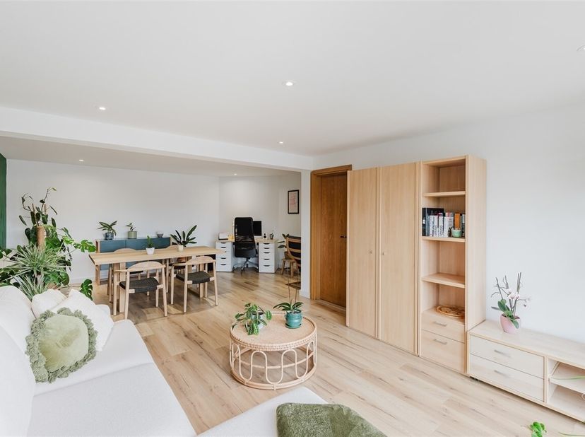 Cet appartement situé au deuxième étage de la Koningin Astridlaan bénéficie dun emplacement idéal à proximité du centre de Wetteren. Toutes les commod