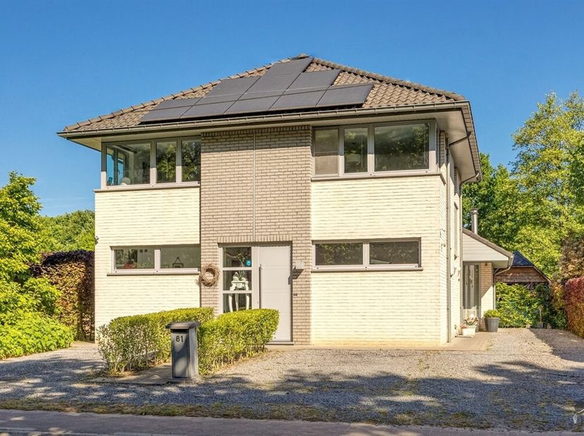 Ontdek deze instapklare villa met zwembad in het rustige Tremelo, op een perceel van 1.285 m² met 219 m² woonoppervlakte. &lt;br /&gt;
De woning verwelkomt