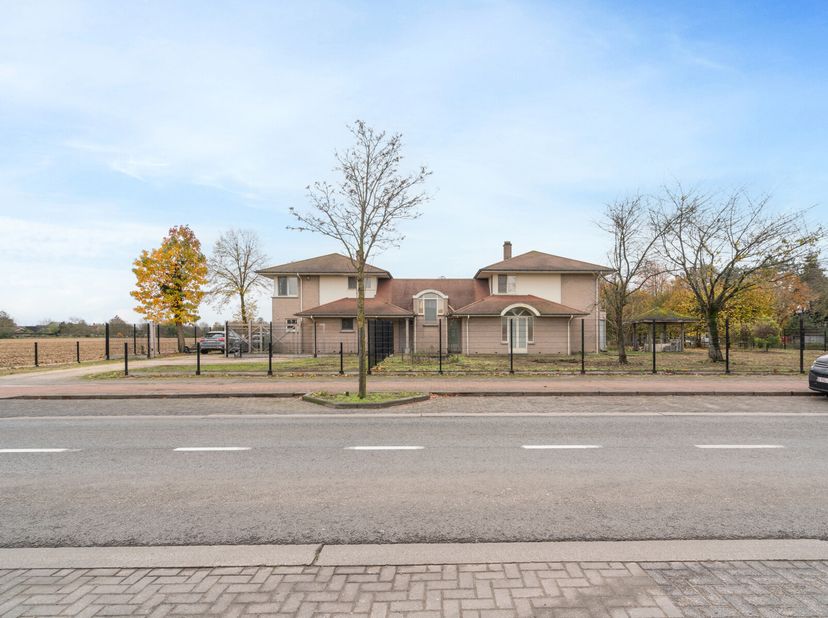 Ben je op zoek naar een exclusieve villa op een strategische ligging in Gavere? Zoek niet verder! Deze villa met een bewoonbare oppervlakte van maar l