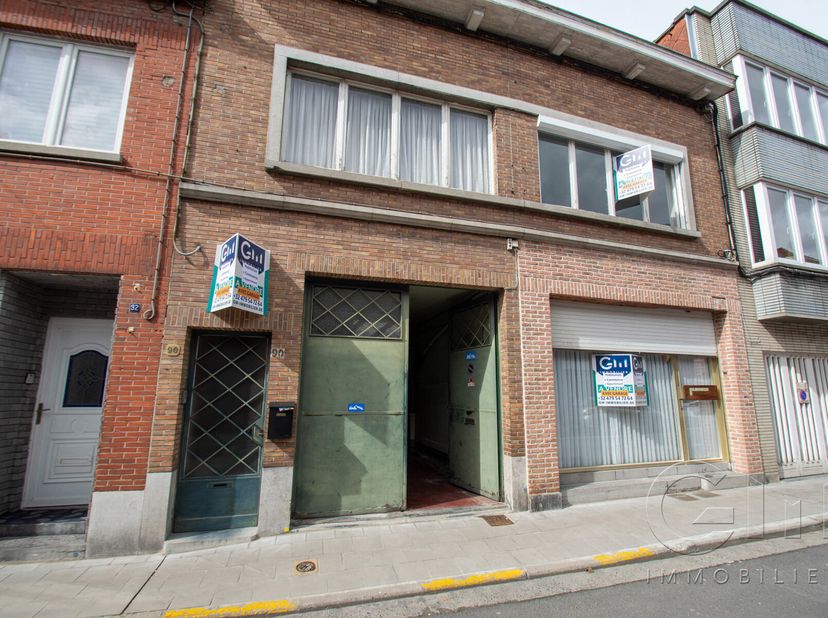 MOUSCRON&lt;br /&gt;
Ensemble immobilier, composé d&#039; un appartement, d&#039;un commerce + habitation et d&#039;un garage (2 à 3 véhicules) donnant sur l&#039;arrière, situ