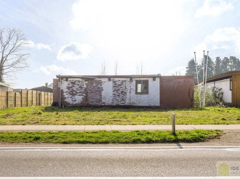 IDEALIS VASTGOED - TE RENOVEREN/AF TE BREKEN WONING GELEGEN OP EEN RUIM PERCEEL VAN 12A 27CA! Deze te renoveren/af te breken woning, ingedeeld als twe