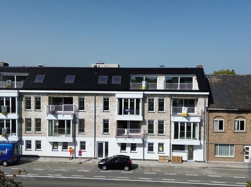 Nieuwbouw appartement gelegen op korte afstand van de markt van Diksmuide. &lt;br /&gt;
Ruime, lichtrijke woonkamer. Een gezellig terras aan de zonnekant en