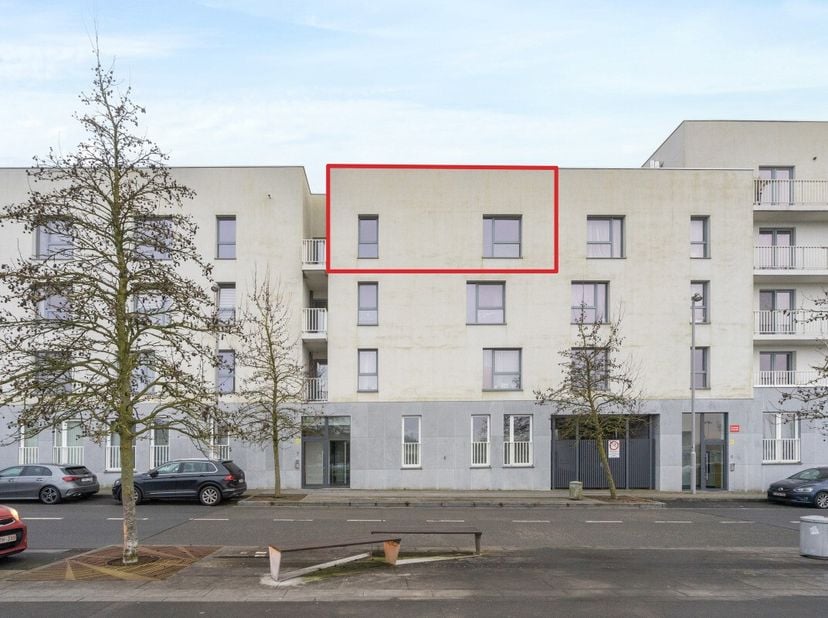 Idéalement situé cette appartement est à au cur de La Louvière une ville dynamique offrant une variété de commodités à ses résidents. La gare de La Lo