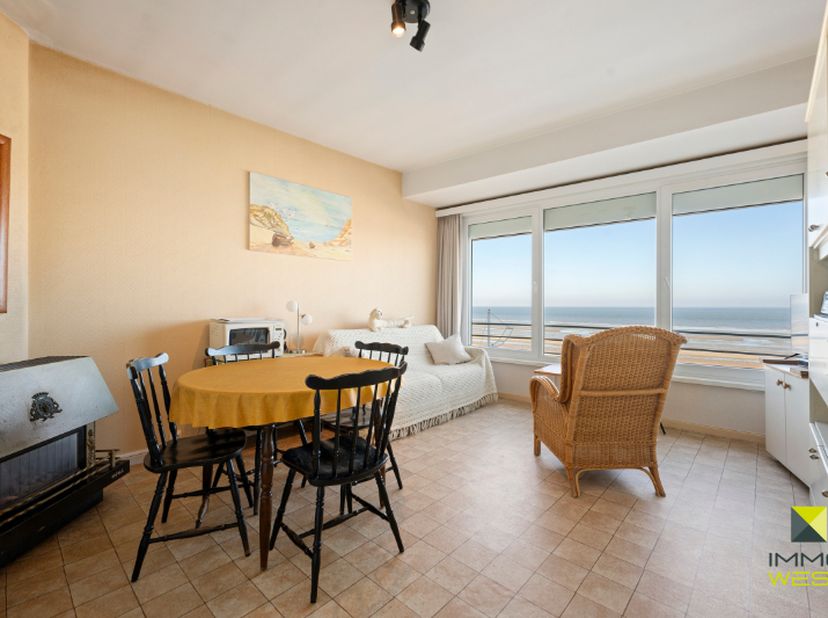 Cet appartement à rénover se situe dans un endroit calme sur la digue de mer à Saint-Idesbald, où le bruit des vagues et la vue sur la mer offrent cha