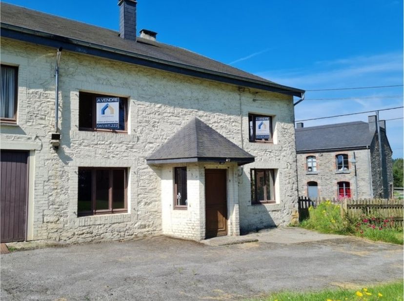 Agréable maison en pierres du pays avec beau potentiel, située dans le centre de Bièvre, avec jardin sur une parcelle de +- 6 ares et 60 centiares. &lt;b