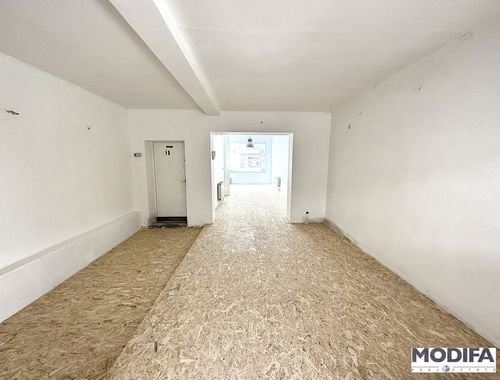                                         Commerce à louer à Forest, € 925
