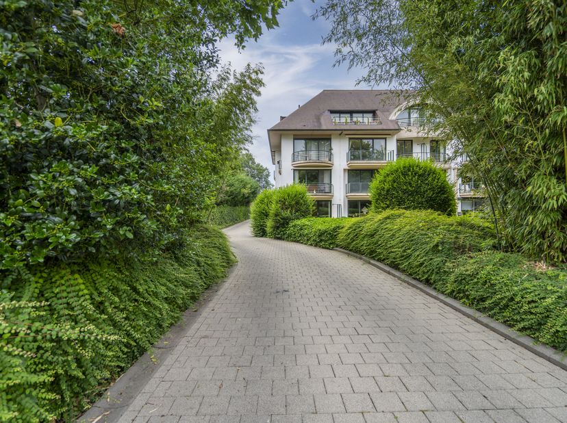 Appartement spacieux et prêt à emménager à vendre près du centre de Courtrai. Les espaces lumineux, la belle situation et la qualité des finitions ne