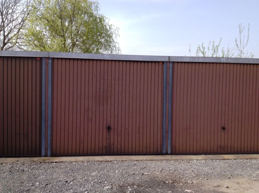 Metalen afsluitbare garagebox nr 10 te huur, geen elektriciteit of water aanwezig&lt;br /&gt;
Vrij : 01.01.2025&lt;br /&gt;
HP : 70 euro (voor particulier) - 98 e