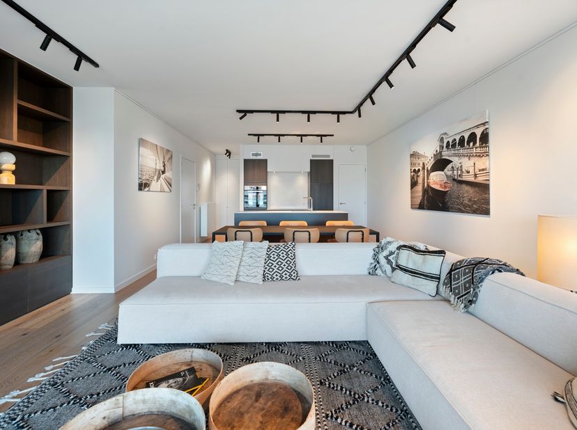 Wie droomt van wonen in een rustige en prachtige omgeving met winkels, horeca en grootwarenhuizen op wandelafstand, voelt zich meteen thuis in dit hoo