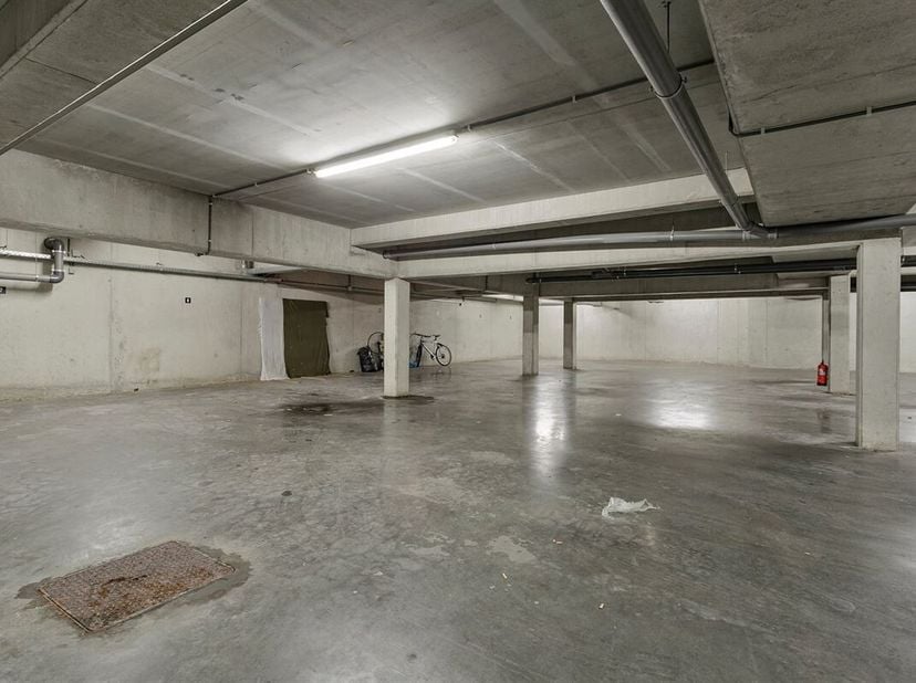 Ondergrondse autostaanplaats met autolift&lt;br /&gt;
In deze recent gebouwde residentie bevindt zich een onmiddellijk beschikbare ondergrondse staanplaats.