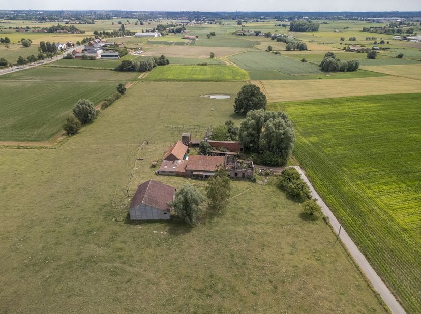 Cette ferme est située dans une rue calme et verdoyante juste à l&#039;extérieur du centre de Wervik. La région offre calme et intimité, avec une belle vue